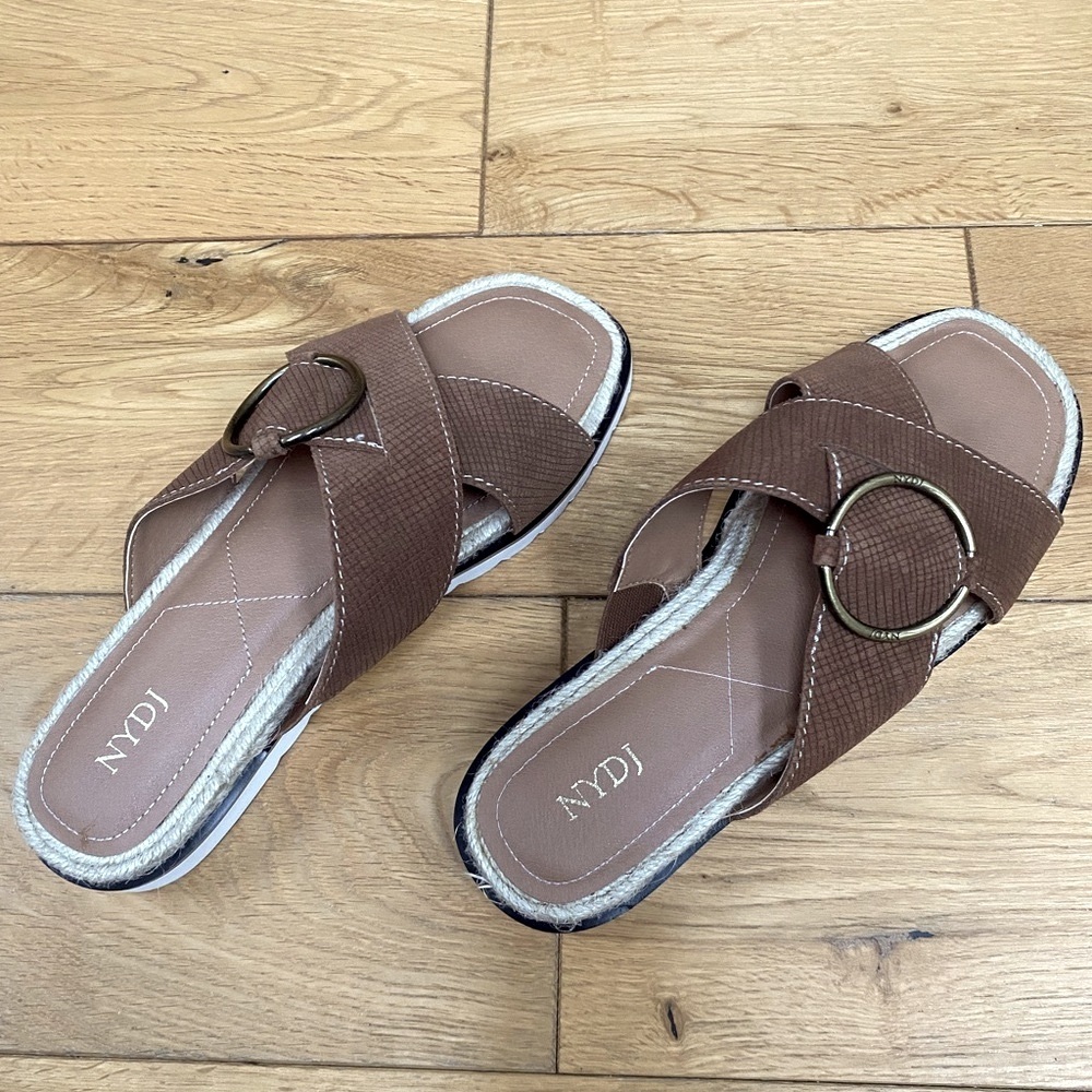NYDJ Tan and white Sandals with gold hardware​